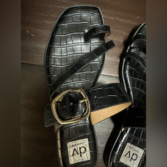 DV by Dolce Vita - Makai Toe Loop Buckle Sandal - Picture 7 of 9